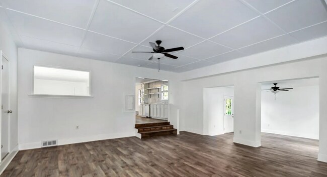 Building Photo - COMING SOON 7/29/25-Charming 3-bedroom 2 -...