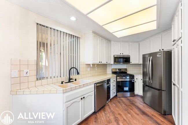 Building Photo - Beautiful Ground Level 2 Bedroom, 2 Bathroom Condo Available Now in Lake Forest!