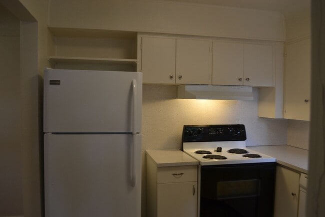 Building Photo - Quaint two-bedroom charmer in Northeast Salem