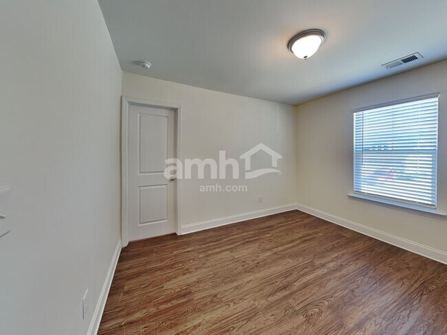 Building Photo - 245 Lake Vista Dr