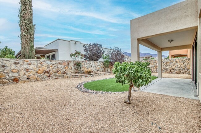 Building Photo - Beautiful Westside home with 3 bed-2 baths...