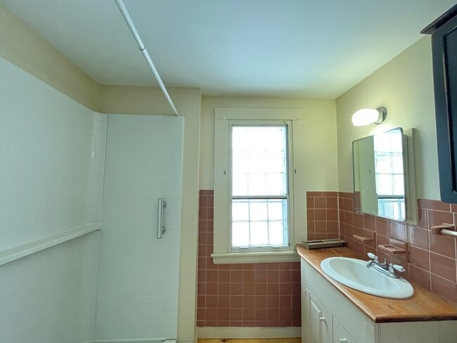 Building Photo - 410 Cider Hill Rd