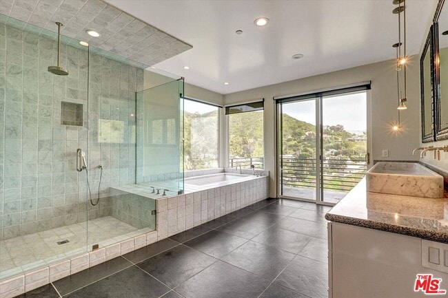 Building Photo - 3850 Rambla Orienta