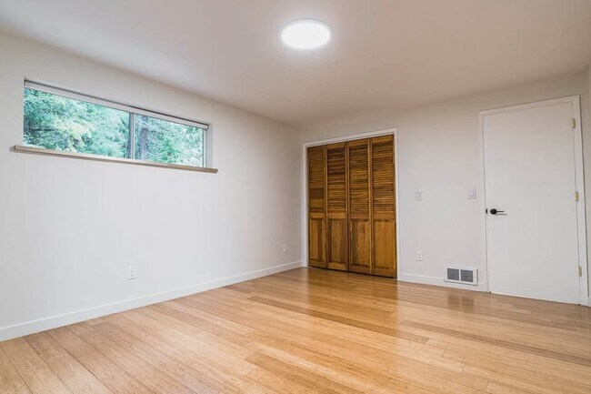 Building Photo - 860 Hyak Way