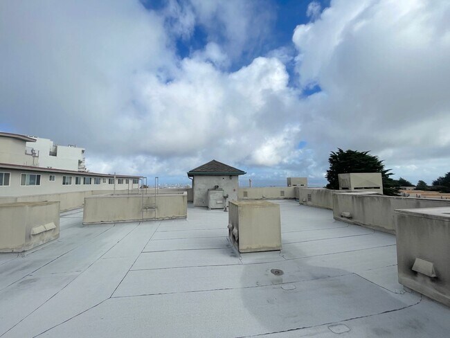 Building Photo - Twin Peaks: Remodeled Condo with Garage Pa...
