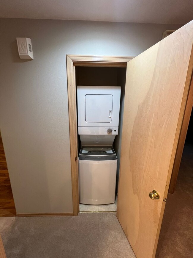 Building Photo - Charming 2 Bedroom Condo minutes from I5 a...