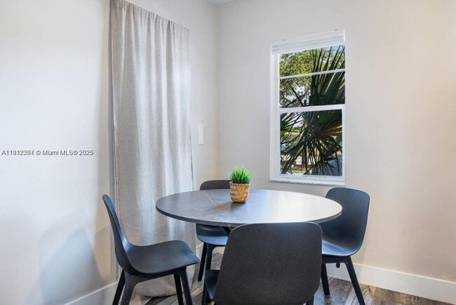 Building Photo - 505 SE 20th St