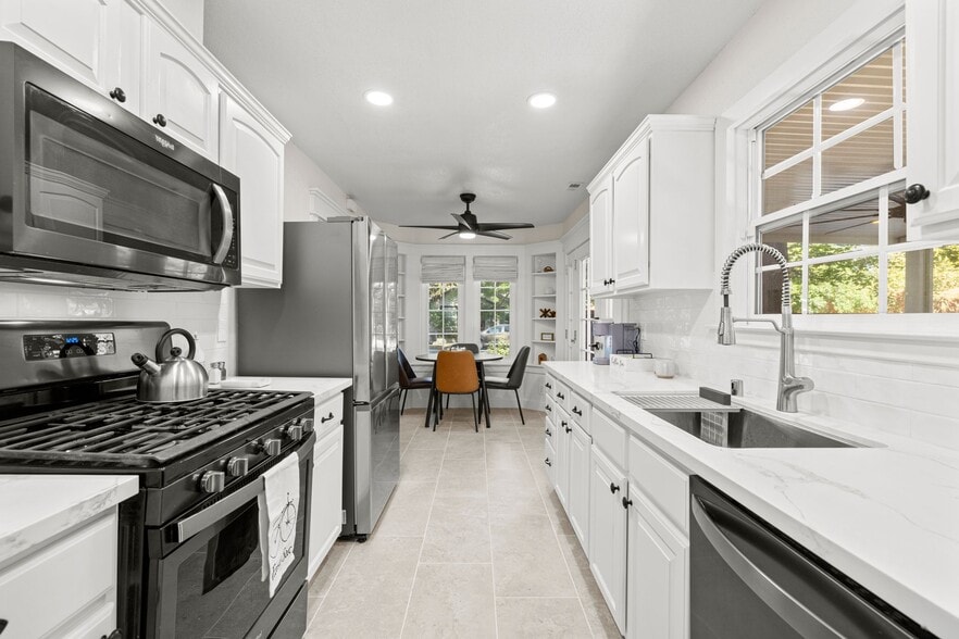 Kitchen - 401 Alhambra Blvd