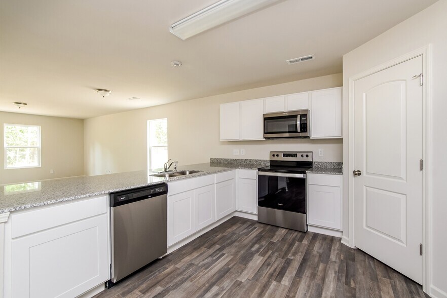 Building Photo - 1058 Manor Dr