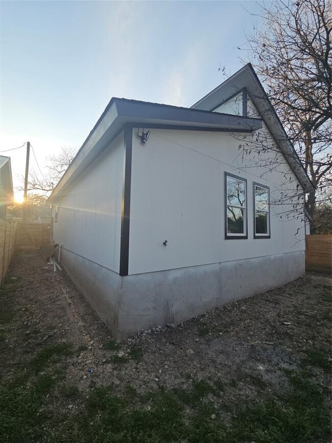 Building Photo - 810 Mora St