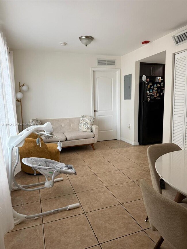 Building Photo - 13 S Royal Poinciana Blvd