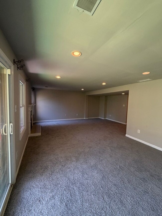 Building Photo - 3BR - WOODED VIEWS • FINISHED BASEMENT • BONUS LOFT • TE SCHOOL DISTRICT