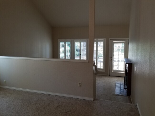 Building Photo - LAKE OSWEGO 2/2 READY FOR IMMEDIATE MOVE IN!  AC!