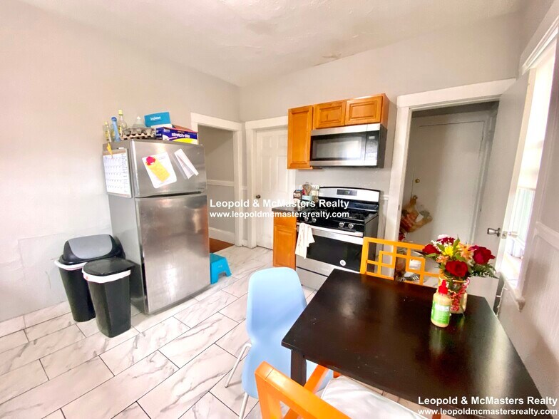 Building Photo - 19 Roseclair St