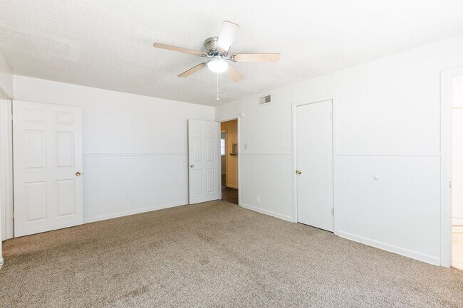 Building Photo - Charming 3 bedroom