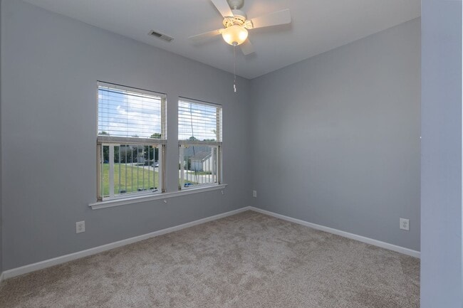 Building Photo - GORGEOUS Well maintained Two Bedroom Townhome!