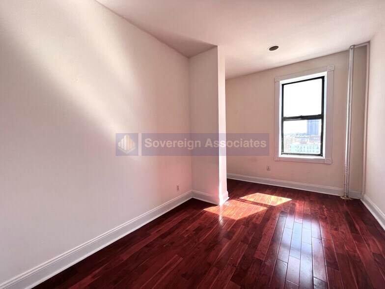 Building Photo - 20 Magaw Pl