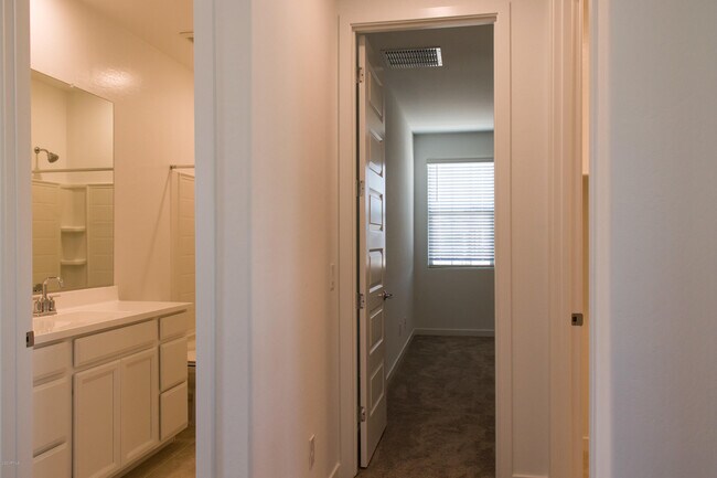 Building Photo - 1106 E Weatherby Way