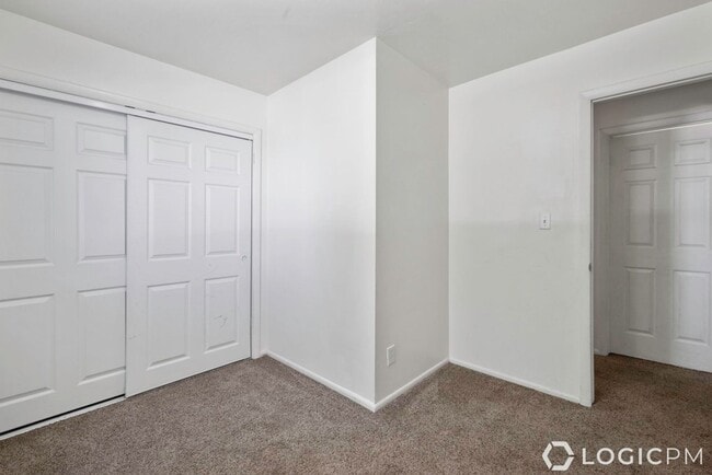 Building Photo - Stunning Row-End Townhome In Great Location!
