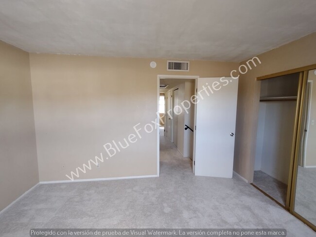 Building Photo - Centrally Located 2 bedroom, 2 bathroom