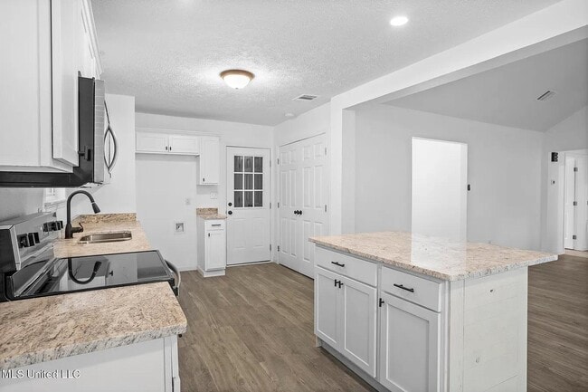 Building Photo - 214 W Lakewood Dr