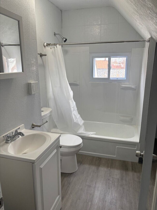 Building Photo - Charming 7-Bedroom Property in Prime Location