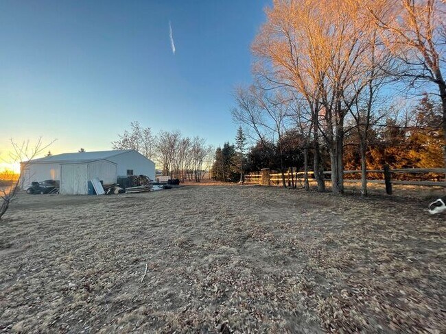 Building Photo - 5 Acre Ranch 3bed/2bth home with amazing v...