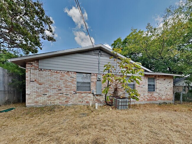 Building Photo - Coming Soon! 4 BR/1.5BA | Newly Renovated Single Family Home | Large backyard | In Mesquite!