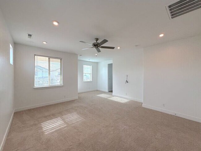 Building Photo - Desert Color Home 3 bd, 2.5 bt, Extra Large 2 Car Garage Home