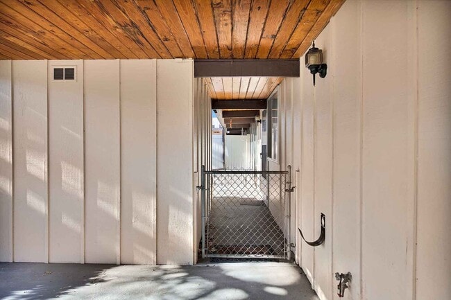 Building Photo - Spacious 2 Bed, 1.5 Bath Townhome Near CMU