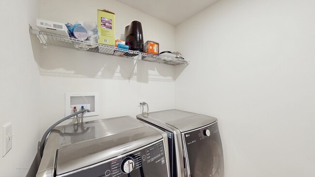 Building Photo - 527 Watercress Dr
