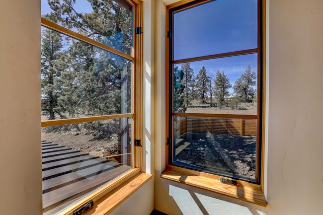 Building Photo - Gorgeous home close to downtown Tumalo