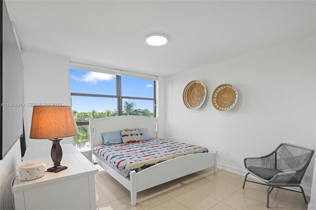 Building Photo - 1000 W Island Blvd