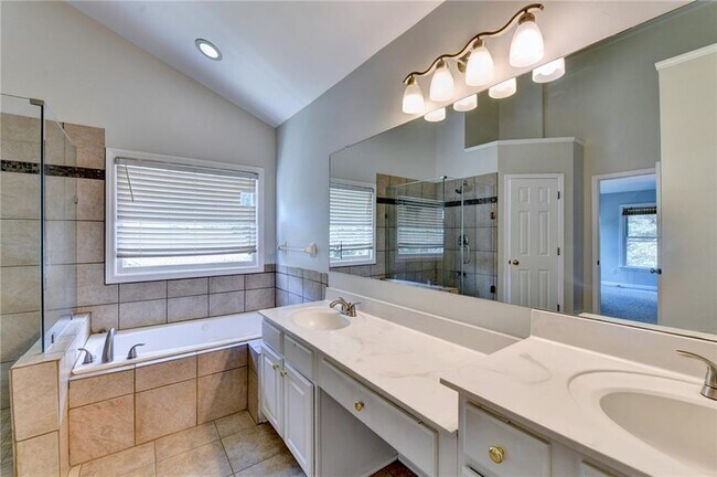 Building Photo - 2835 Crestmont Ct