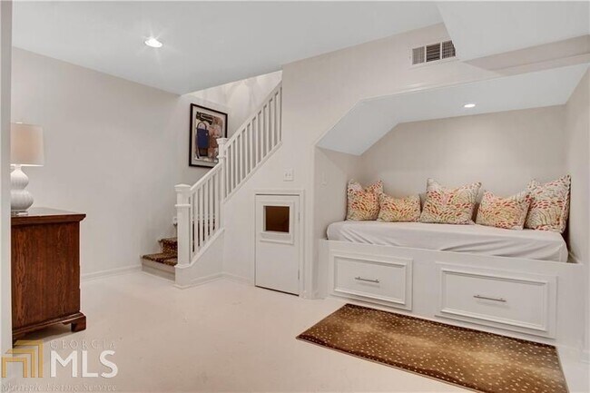 Building Photo - 1042 Northcliffe Dr NW