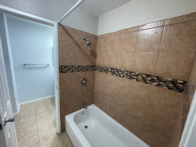 Building Photo - Spacious 2 Bed 1 Bath Condo in Hamden South!
