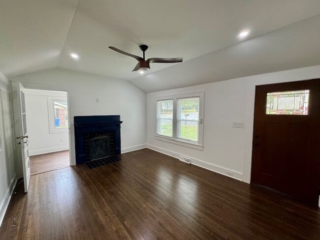 Building Photo - Renovated 3 Bedroom/2 Bath Home