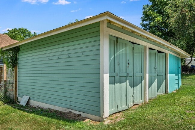 Building Photo - Charming 1930s Shotgun Duplex – Updated Bath, Walk-In Pantry, Water Included