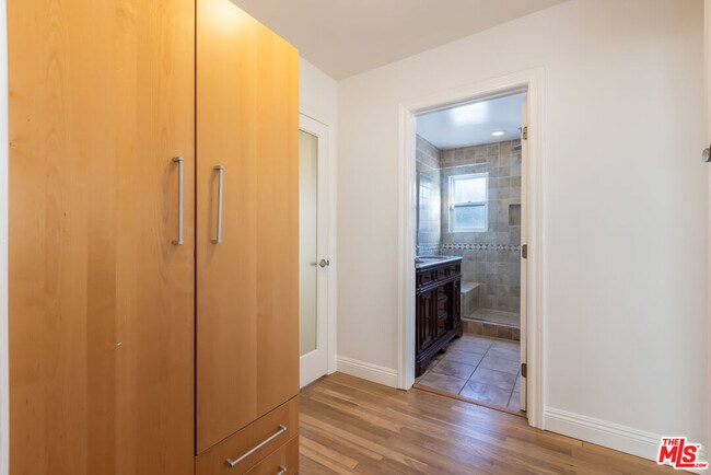 Building Photo - 1557 N Stanley Ave