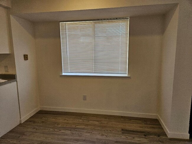 Building Photo - 1511 W Mesa Park Dr