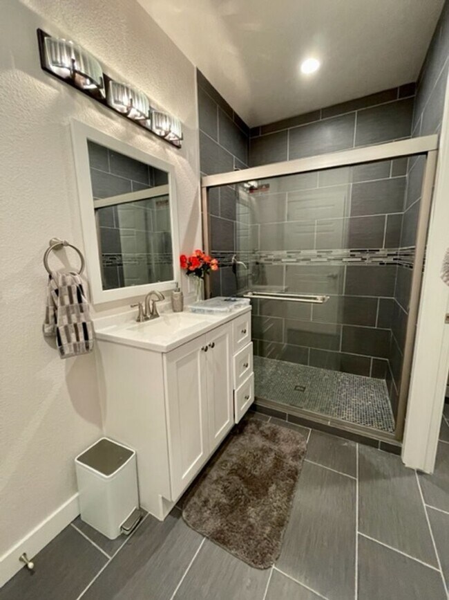 Building Photo - Gorgeous Colliers Hill Home