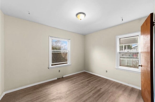 Building Photo - 1386 E 185th St