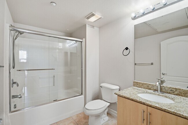 Building Photo - Beautifully upgraded 1 Bdrm, 1 Bath w/larg...