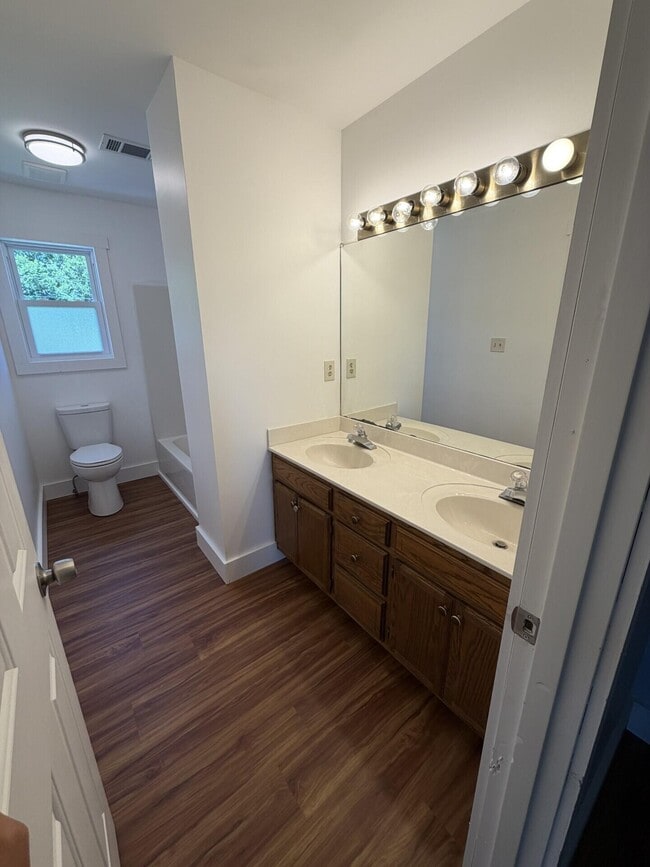 Building Photo - 721 Wayland Dr