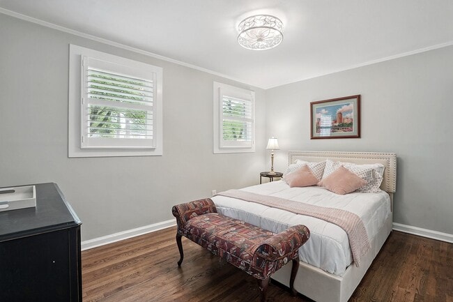 Building Photo - Fully FURNISHED Home, UTILITES included, C...