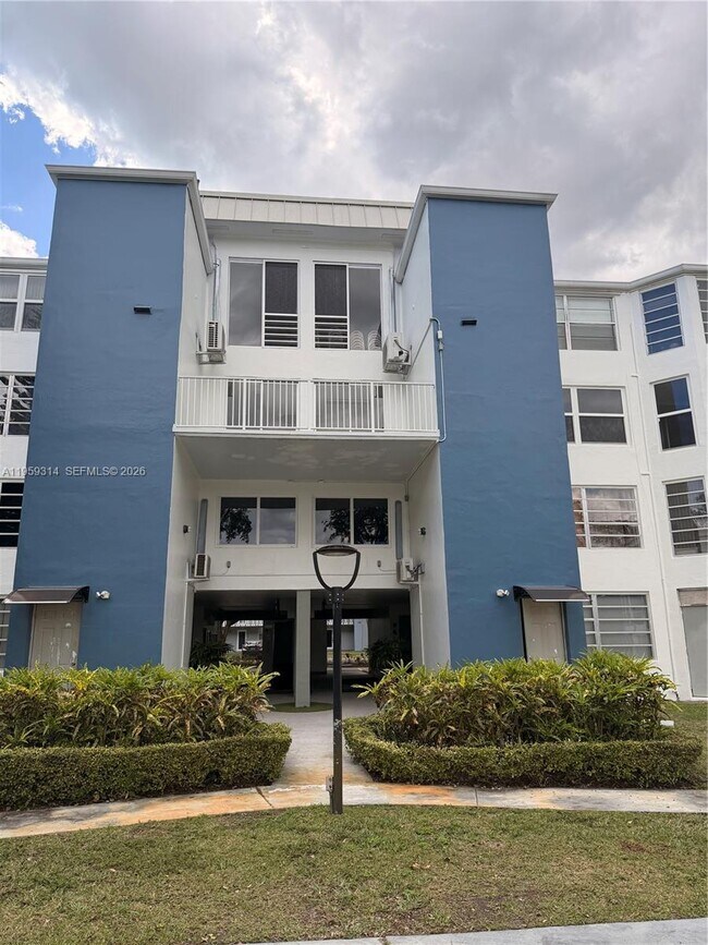 Building Photo - 1351 NE 191st St