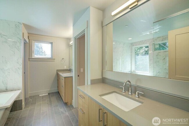 Building Photo - 4Bd/3.25Ba Issaquah House