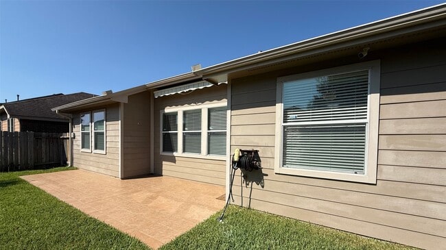 Building Photo - 15110 Sierra Ridge Dr