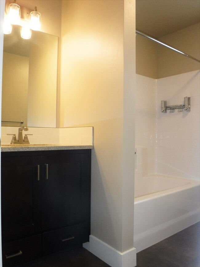 Building Photo - Chic artist-style lofts home with 3 bed 2.5 bath near Boise Greenbelt.