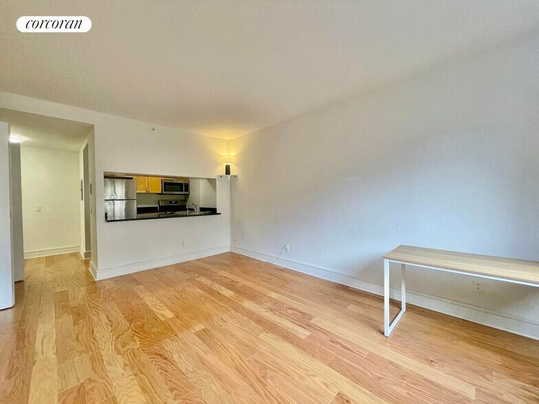 Building Photo - 323 W 96th St